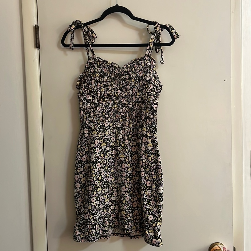 No Boundaries size M dress. Ruffles at bottom, stretchy bust, adjustable ties.